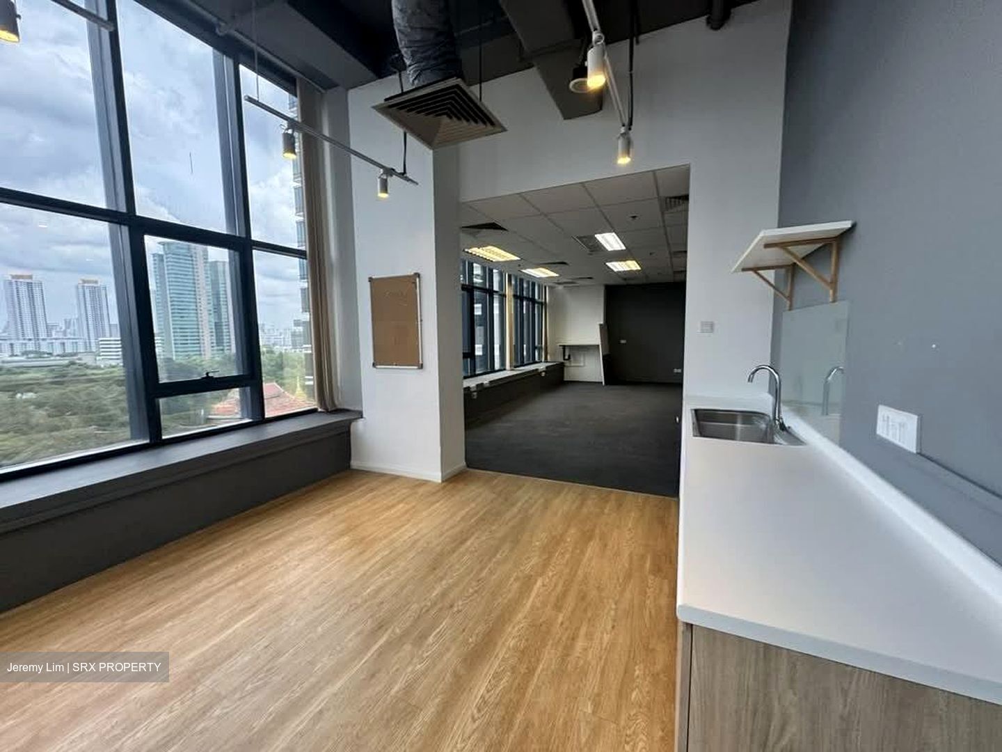 Zhongshan Mall (D12), Office #553689251